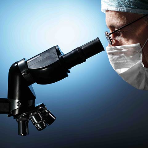 laborant-en-microscoop-480x480